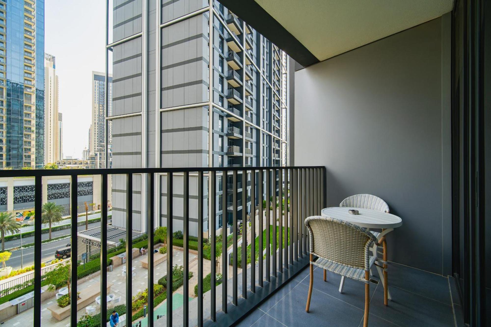 Waterfront 1br With Infinity Pool In Creek Edge T1 Apartment
